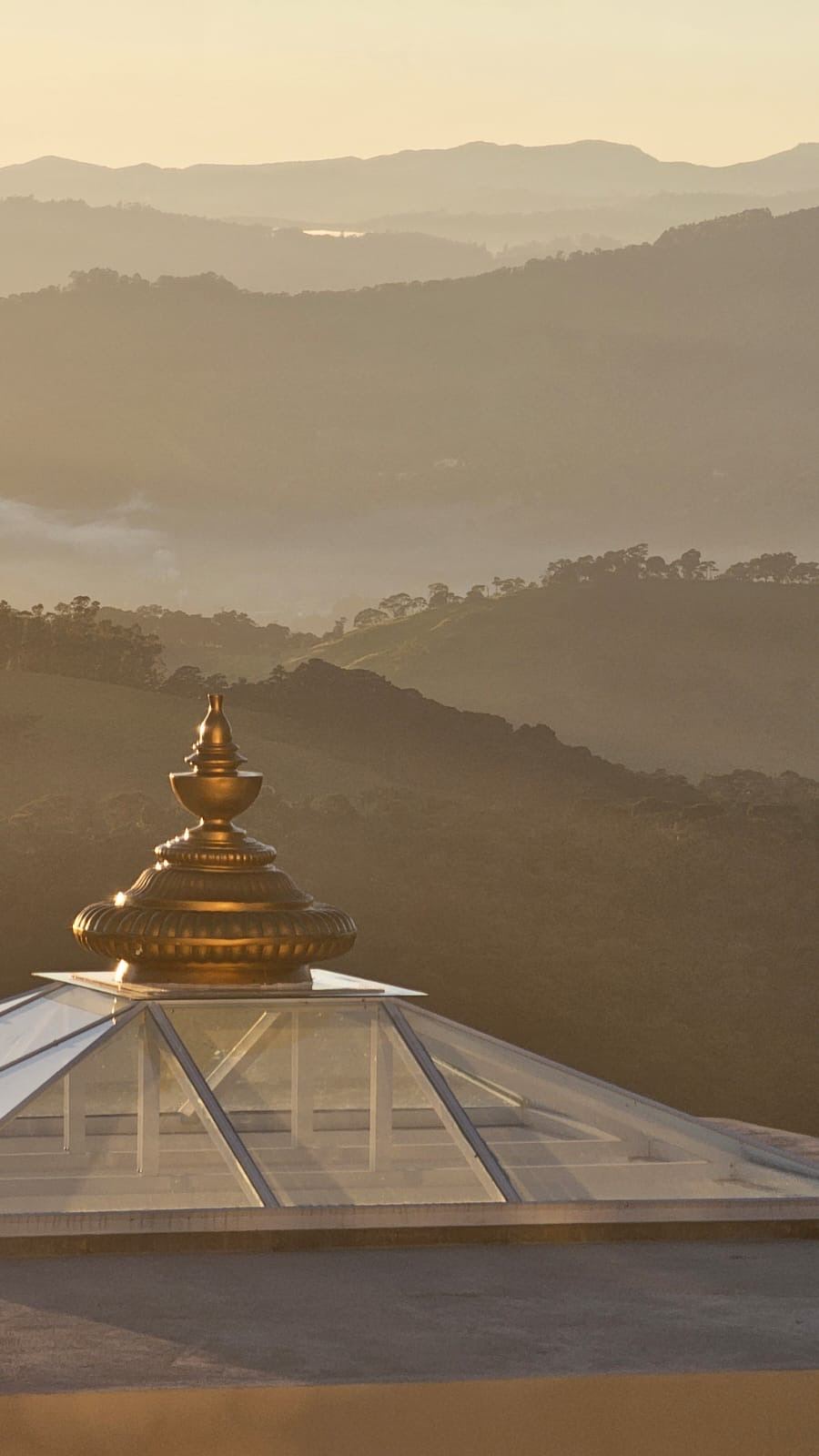 Kalash dourado sobre as montanhas ao amanhecer