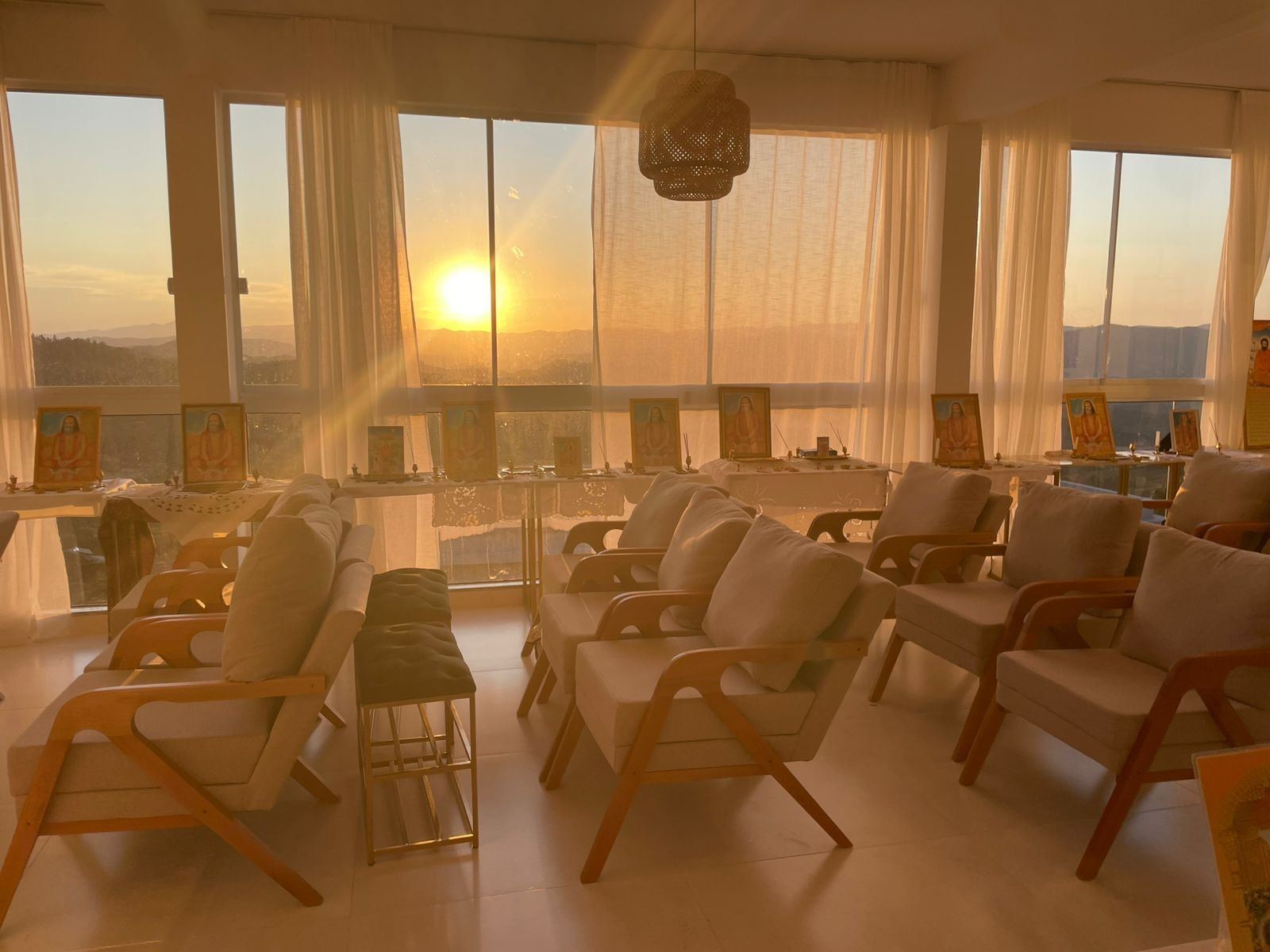 Sala de meditação ao entardecer