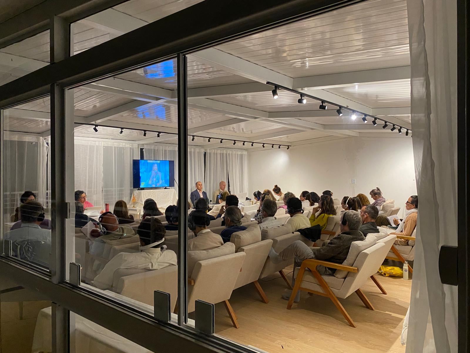 Encontro e palestra à noite