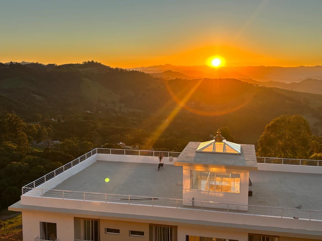Prática ao amanhecer no terraço