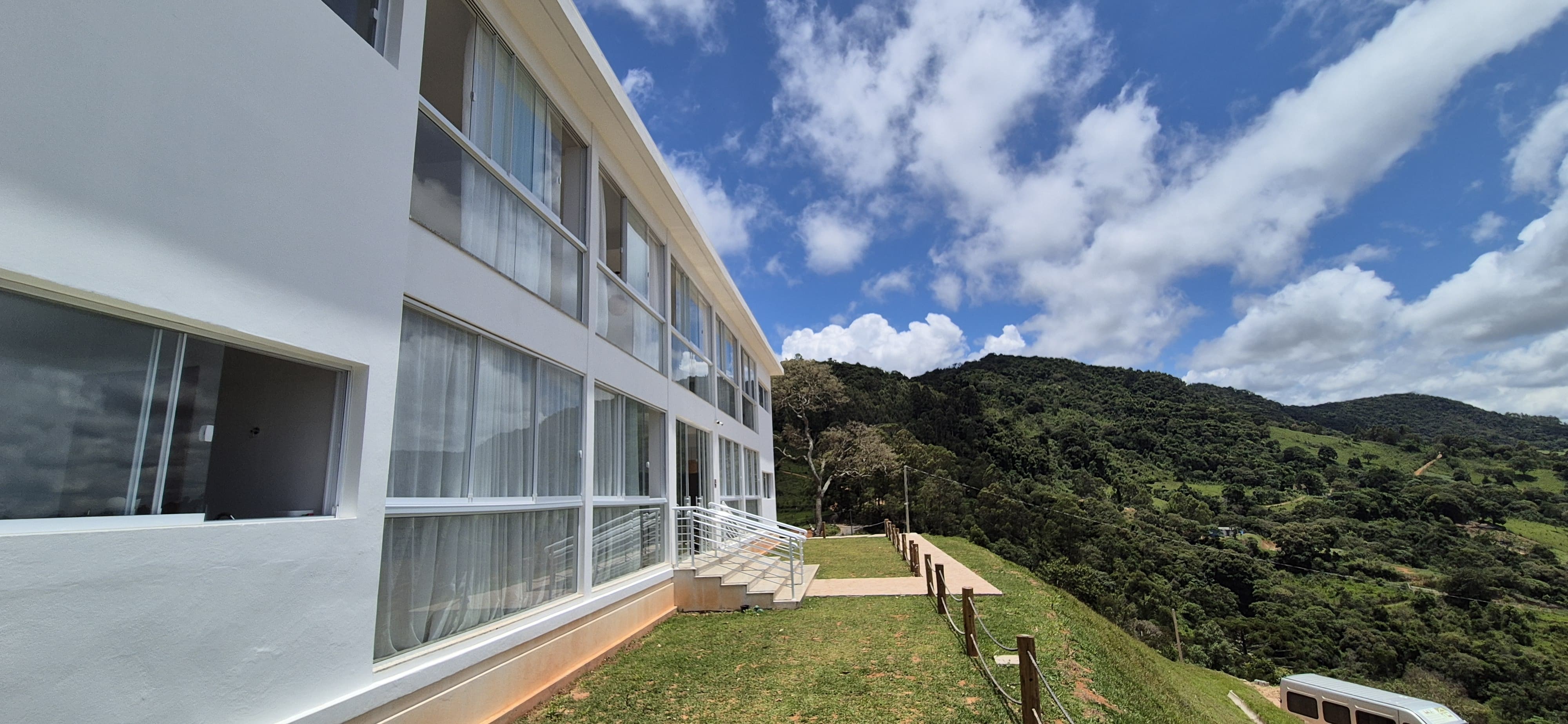 Corredor externo da Capital Continental Maharishi com vista para a Serra da Mantiqueira