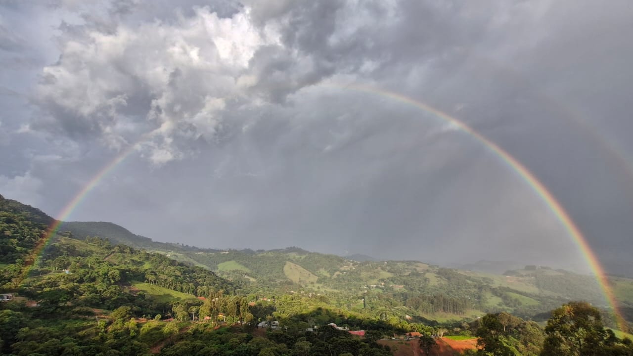 Arco-íris sobre a Serra da Mantiqueira, vista da Capital Continental Maharishi