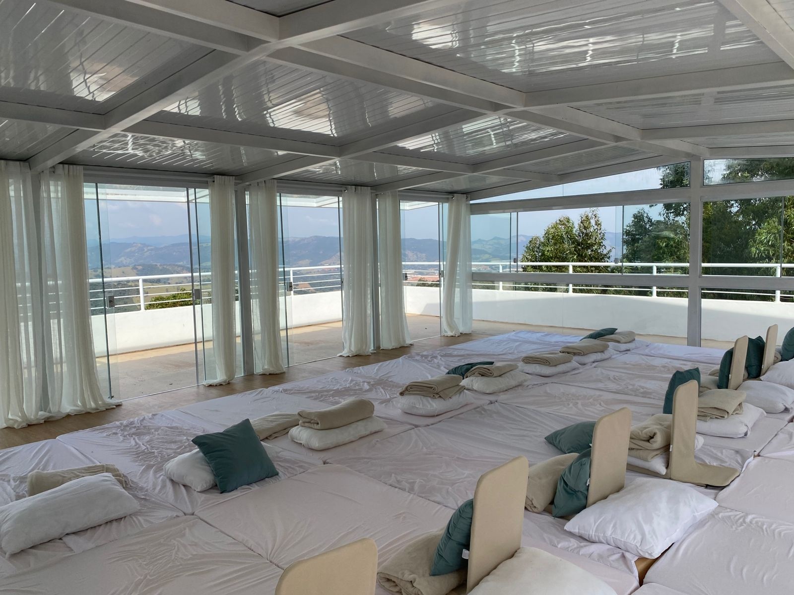 Sala de meditação com vista para o vale ao entardecer